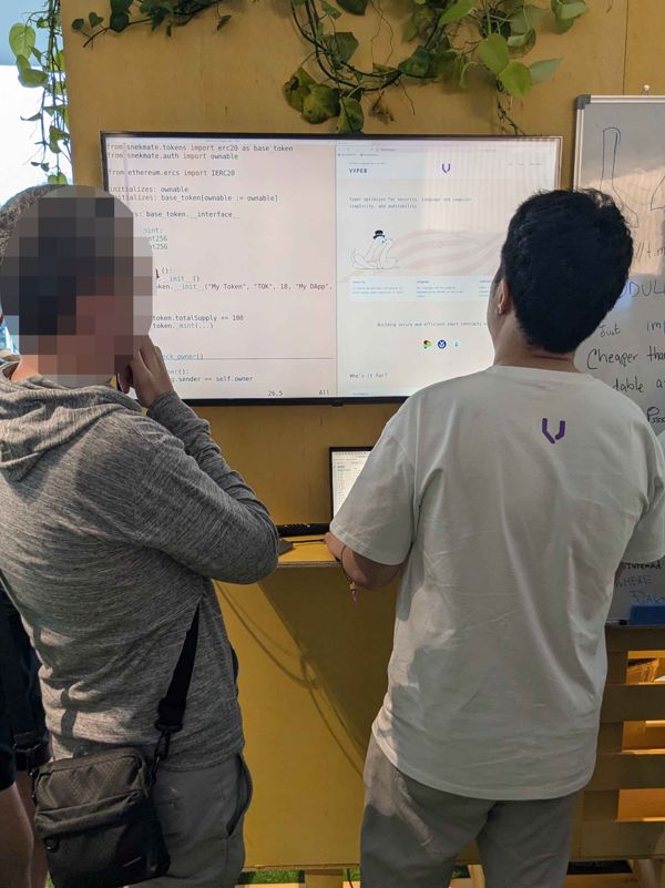 Charles 演示 Vyper 0.4.0