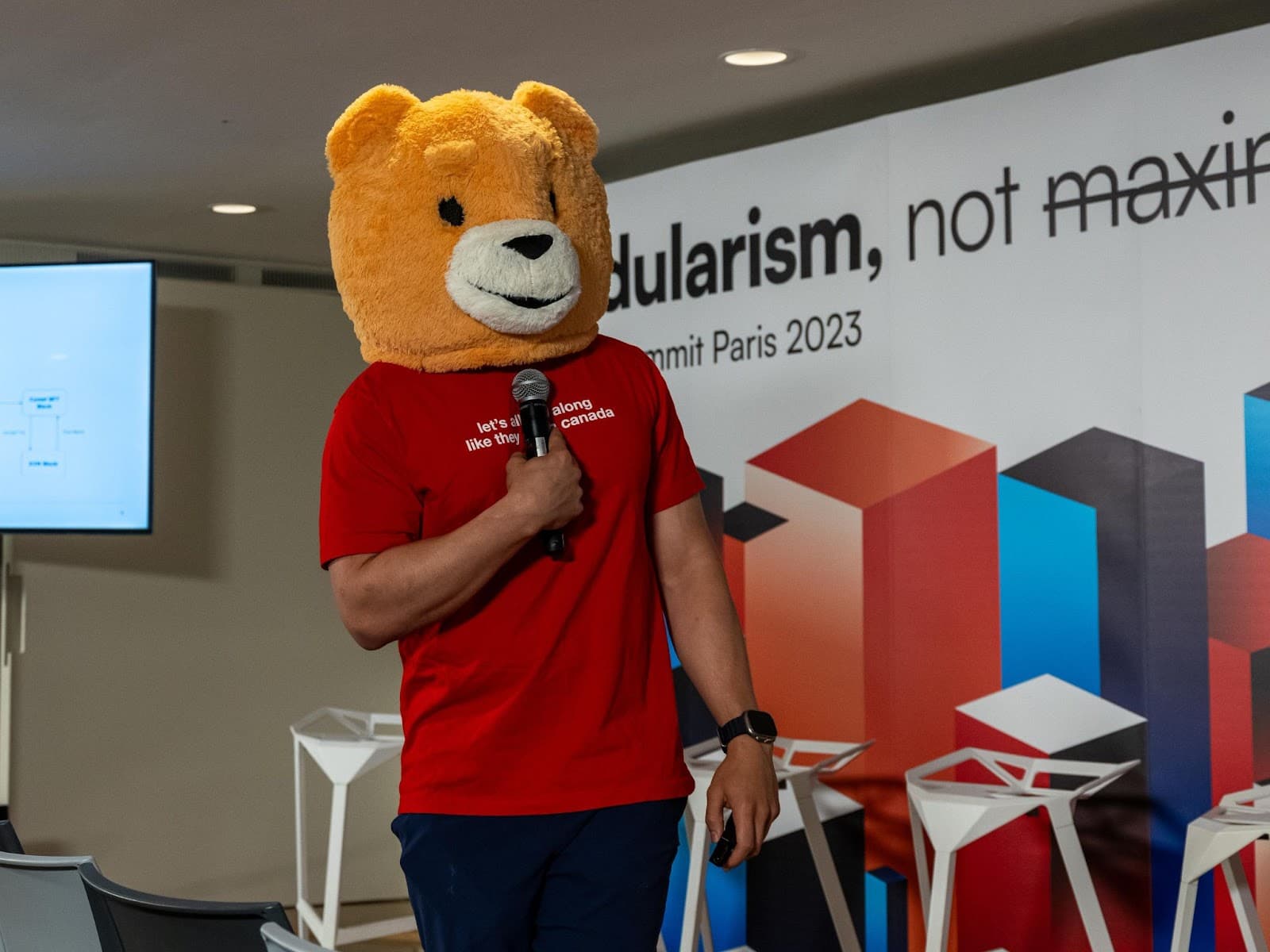 Berachain 的创始人之一 (DevBear) 身着熊服装，于 2023 年 7 月在法国巴黎的模块化峰会上发表演讲。(图片来源：Celestia 通过 Celestia Twitter)