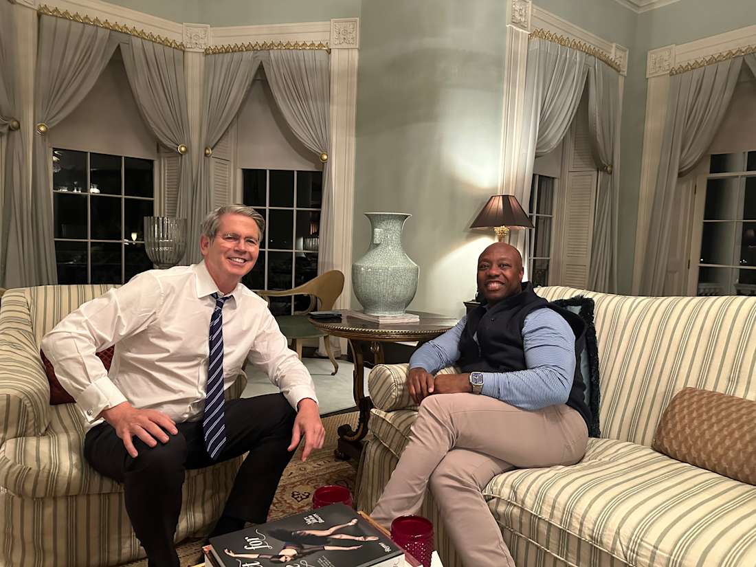 美国财政部长 Scott Bessent（左）呼吁对 CLARITY Act 进行 markup。参议院 Banking Committee 主席 Tim Scott 表示，仍有三大问题尚未解决。（照片：Sen. Scott on X/Wikimedia Commons）