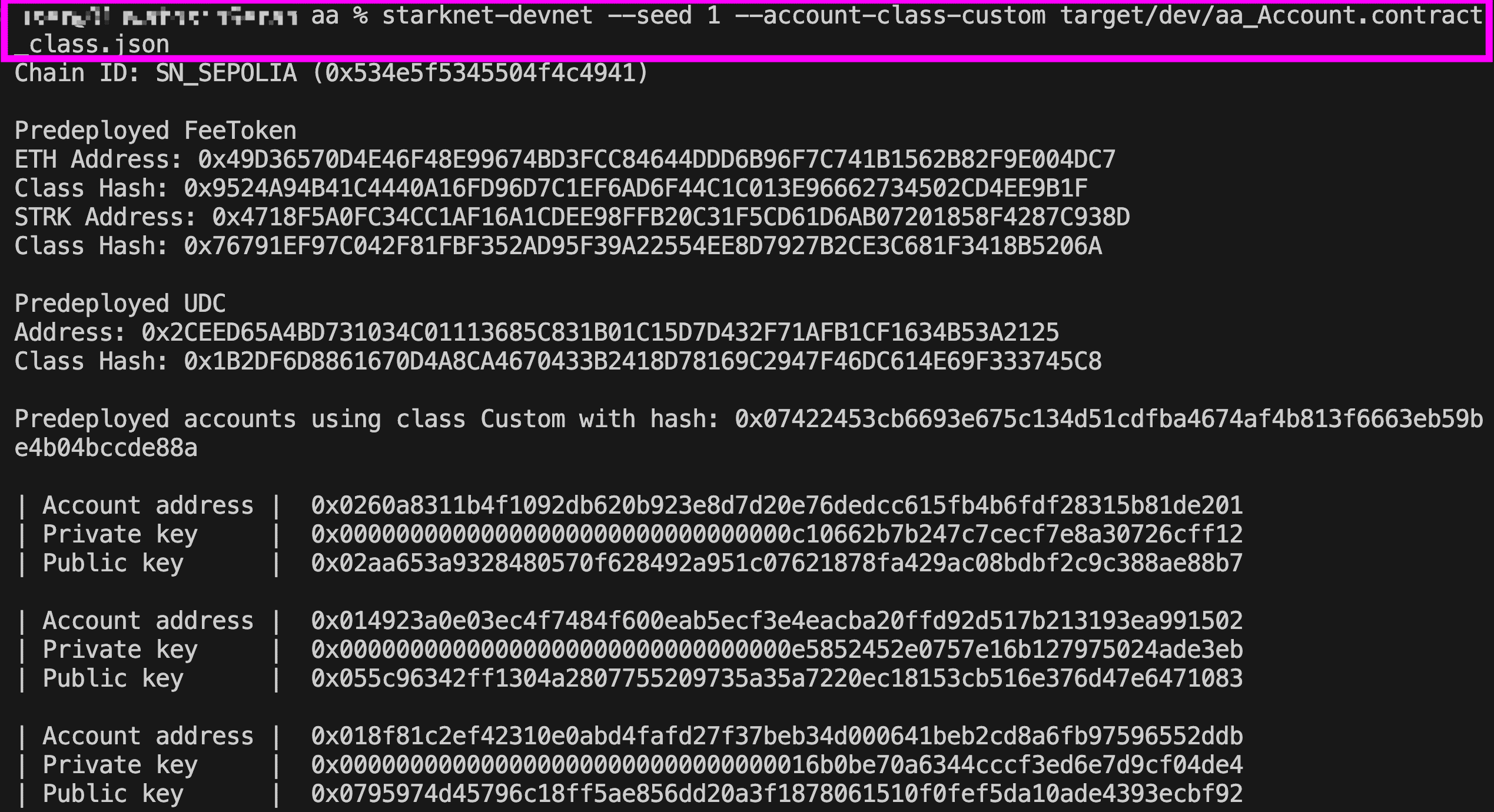 使用自定义账户类启动 starknet-devnet 的终端输出,显示预部署的费用代币、UDC 和三个预部署账户及其地址、私钥和公钥
