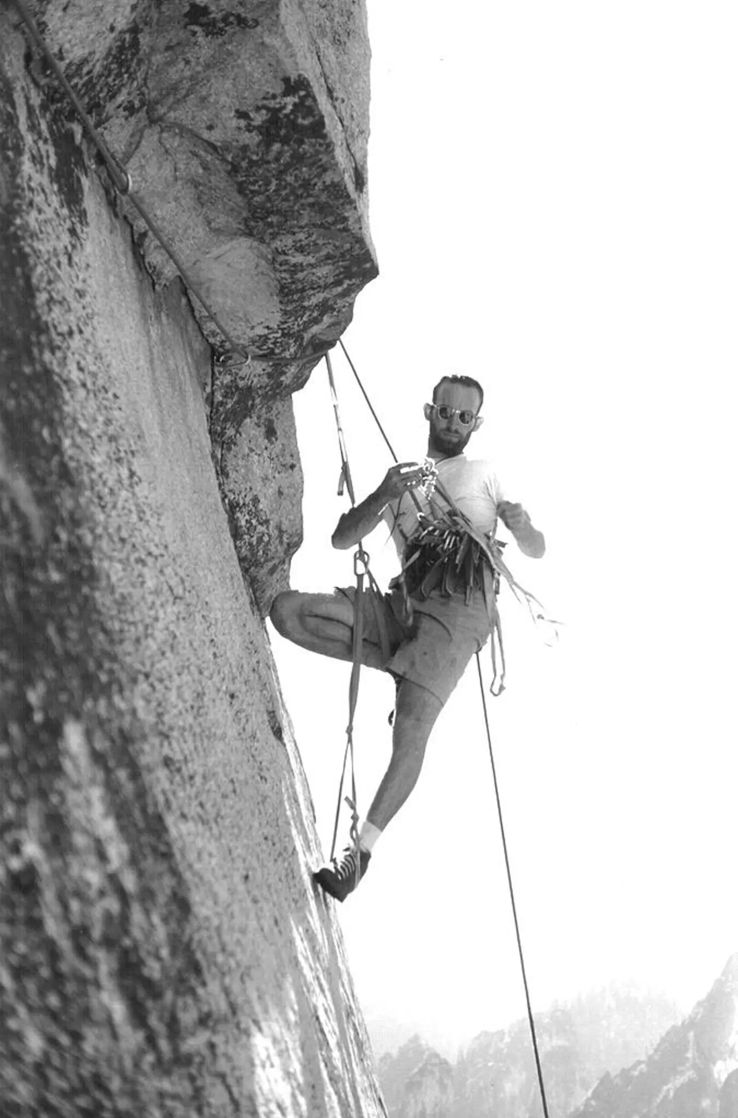 Royal Robbins 在酋长岩上，他的吊带上挂满了攀登所需的工具。